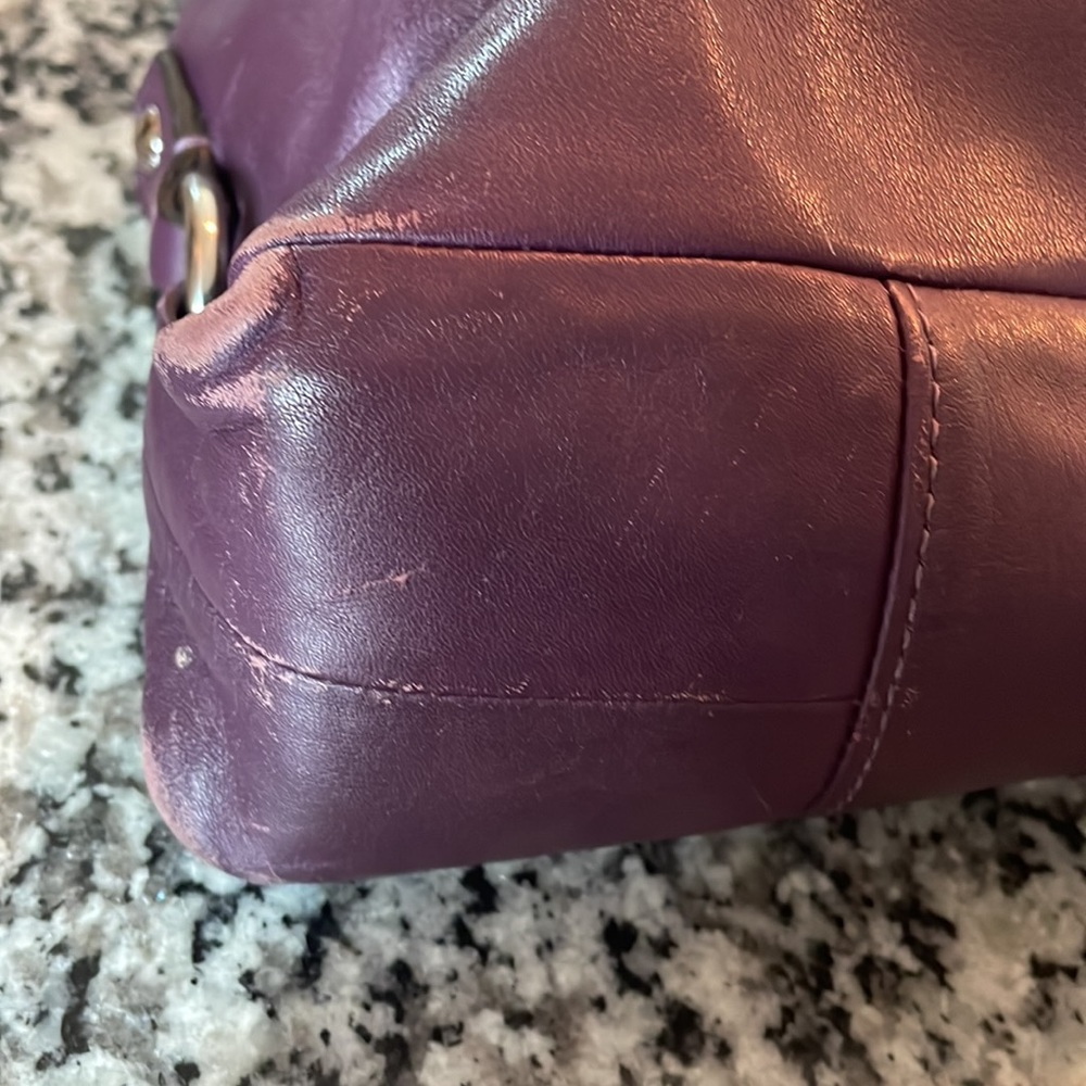 Genuine leather authentic Coach bag. In pre owned condition - Picture 4 of 9
